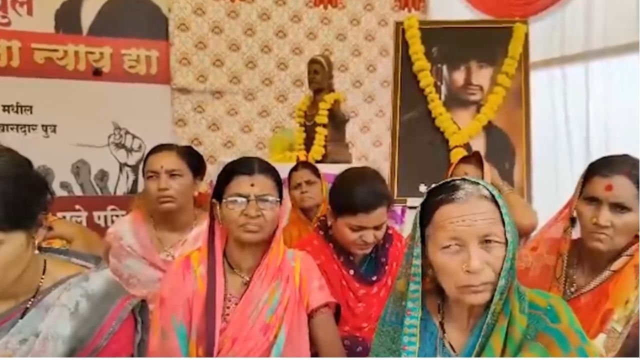 Beed Vilas Ghule murder case : “माझ्या मुलाला न्याय द्या!”; बीडमध्ये घुले कुटुंबाचे आमरण उपोषण