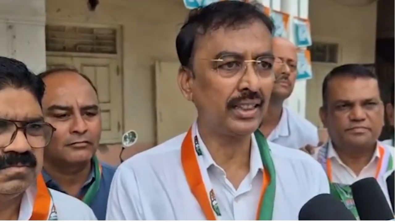 Congress: अजित पवारांच्या NCP चे काँग्रेस भवनावर आंदोलन!काँग्रेसने थेट गुलाबाची फुले देऊन केले स्वागत