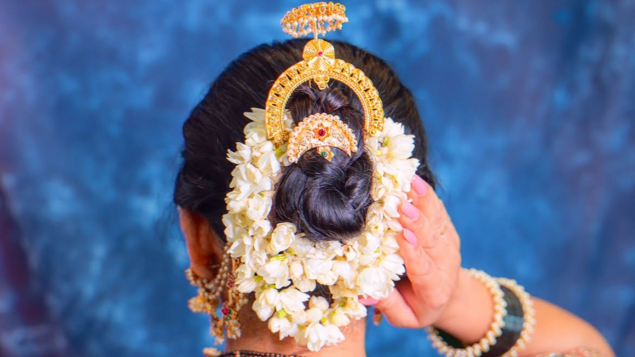या संपूर्ण लुकमध्ये सर्वात आधी लक्ष वेधून घेतं ते म्हणजे मोनिकाच्या केसांमधला पारंपरिक खोपा. नऊवारी आणि खोपा हे समीकरण महाराष्ट्राच्या पारंपरिक सौंदर्याशी घट्ट जोडलेलं आहे. केसांची नीट बांधलेली रचना आणि त्यावर केलेली सजावट तिच्या रूपात आणखी भर घालते.