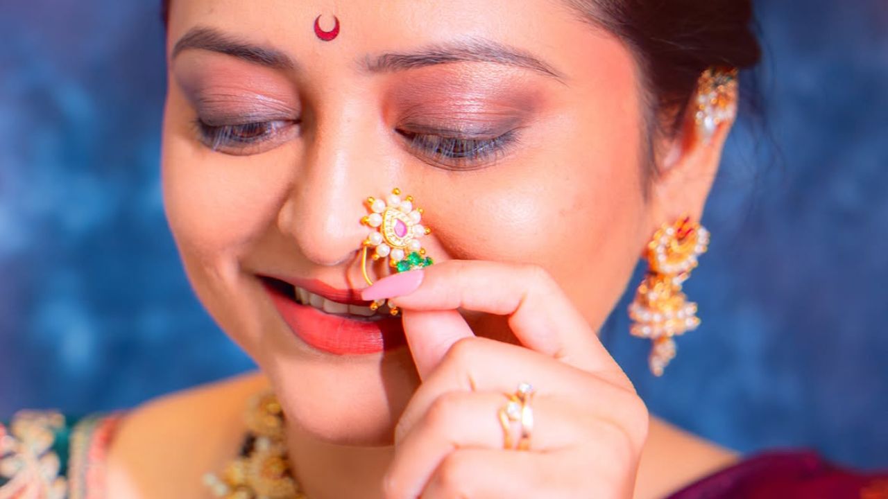 तिच्या फोटोंमध्येही उत्सवाचा आनंद जाणवतो. जांभळ्या नऊवारीचा रुबाब, पारंपरिक दागिने, खोपा आणि चेहऱ्यावरचं हसू यामुळे तिचं रूप विशेष खुललं आहे. मालिकेत वेगवेगळ्या भूमिकांमध्ये दिसणाऱ्या मोनिकाला अशा अस्सल मराठमोळ्या अंदाजात पाहणं चाहत्यांसाठी नक्कीच सुखद अनुभव आहे.