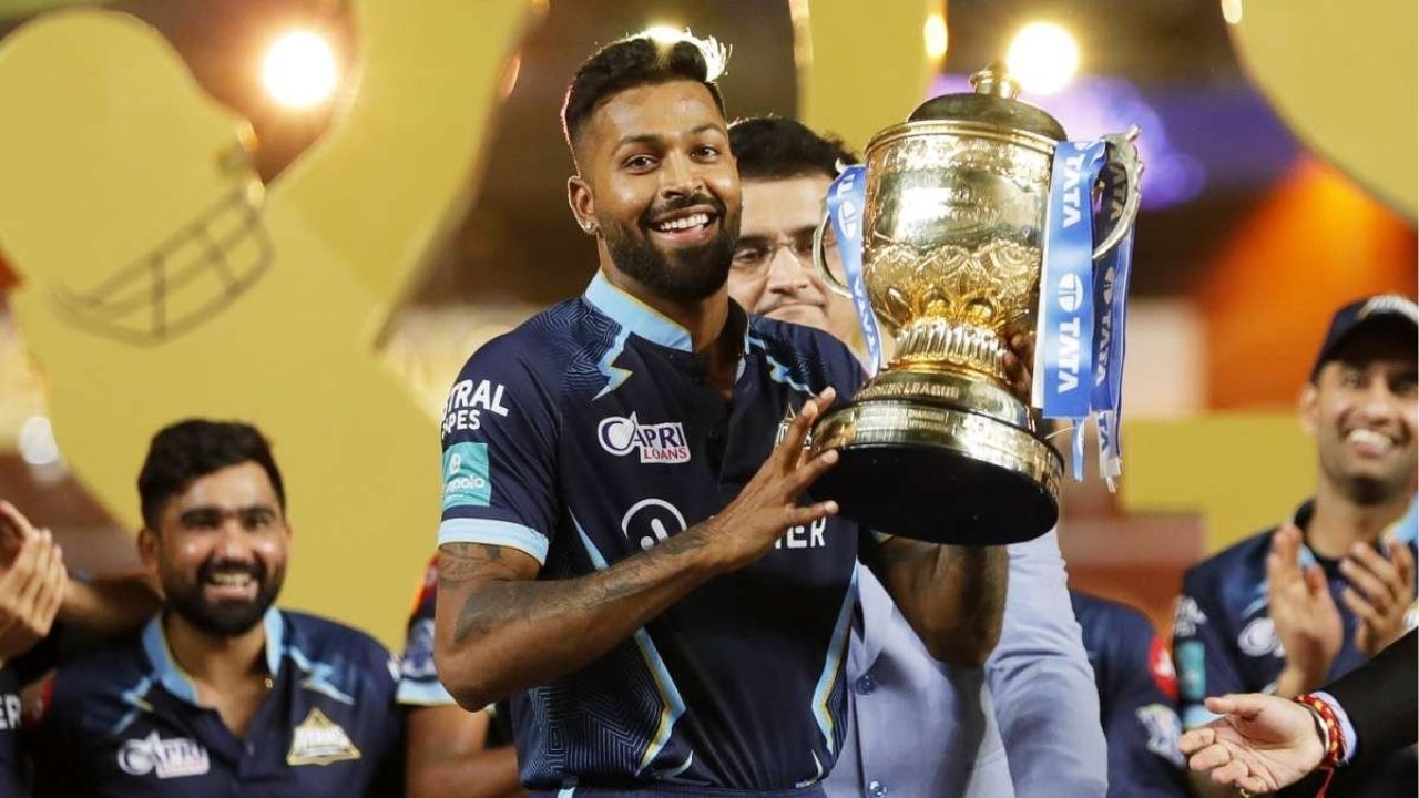 गेल्या काही दिवसांपासून हार्दिक मुंबई इंडियन्स सोडू शकतो, अशा चर्चा क्रिकेट वर्तुळात रंगल्या आहेत. आगामी हंगामापूर्वी काही संघ त्याच्यात रस दाखवत असल्याच्याही बातम्या समोर येत आहेत.
