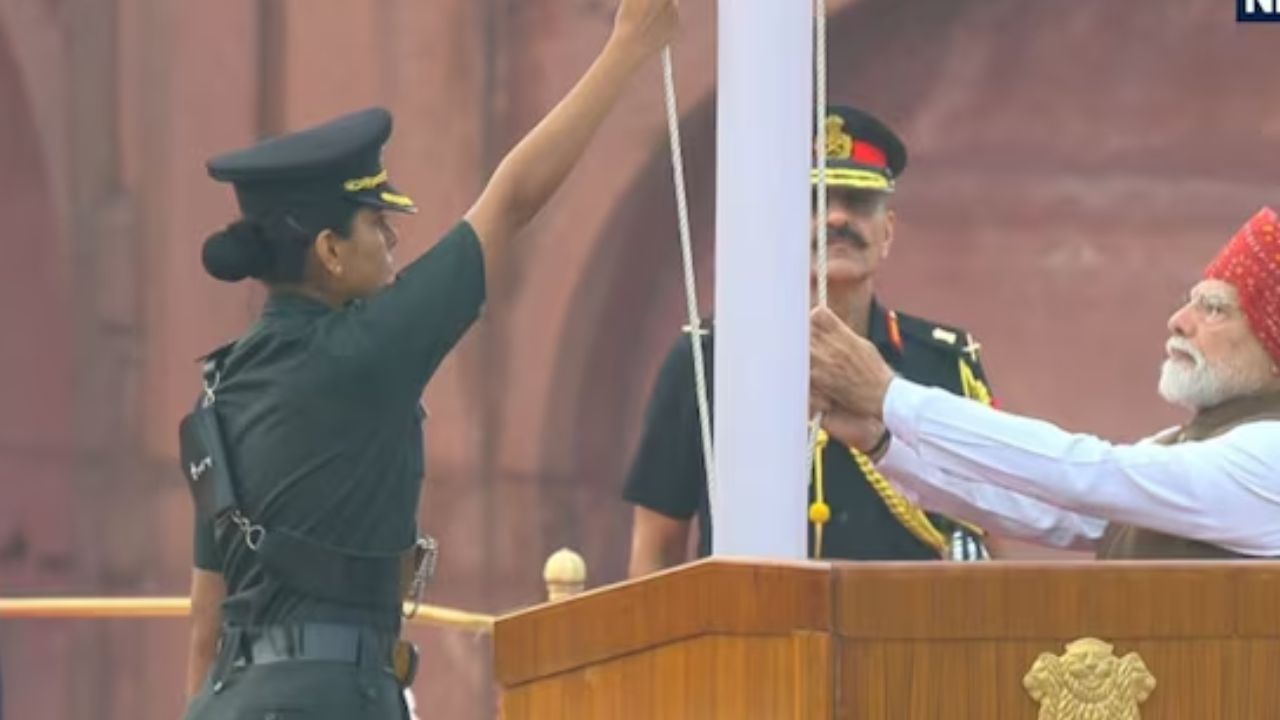 Independence Day 2026: लाल किल्ल्यावर ध्वजारोहणावेळी पंतप्रधानांमागे उभ्या असलेल्या कॅप्टन सोनिया सिंग चौहान कोण आहेत?
