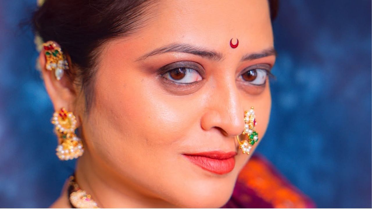 मराठी मालिकांमधून घराघरात पोहोचलेली अभिनेत्री मोनिका दबडे सध्या तिच्या एका खास फोटोशूटमुळे सध्या जोरदार चर्चेत आली आहे. ‘ठरलं तर मग’ या मालिकेतून प्रेक्षकांच्या मनात आपली जागा निर्माण करणाऱ्या मोनिकाने यावेळी ग्लॅमरस नव्हे, तर अगदी पारंपरिक रूप निवडलं आहे. जांभळ्या रंगाच्या नऊवारीत तिचा हा अंदाज पाहून चाहत्यांचं लक्ष तिच्या फोटोंवर खिळलं आहे.