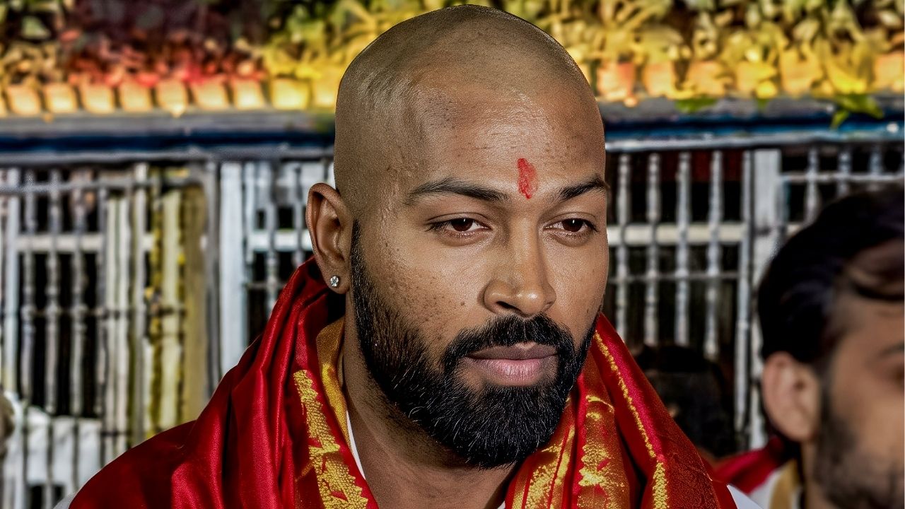 हार्दिकने डोक्यावरील सर्व केस काढले असून तो पूर्णपणे टक्कल लूकमध्ये दिसला. दाढी कायम ठेवत त्याने हा वेगळा अंदाज स्वीकारला आहे. त्यामुळे त्याचा चेहरा पूर्वीपेक्षा अधिक वेगळा दिसत असल्याची चर्चा चाहत्यांमध्ये सुरू आहे.