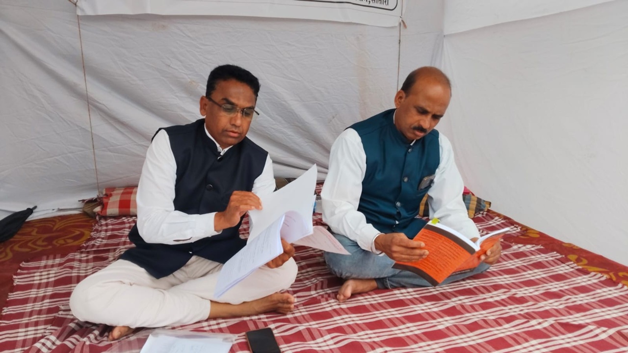 Advocates Protection Act: वकिलांवर हल्ले सुरूच; संरक्षण कायदा कधी? निकम बंधूंचे जिल्हाधिकारी कार्यालयासमोर उपोषण