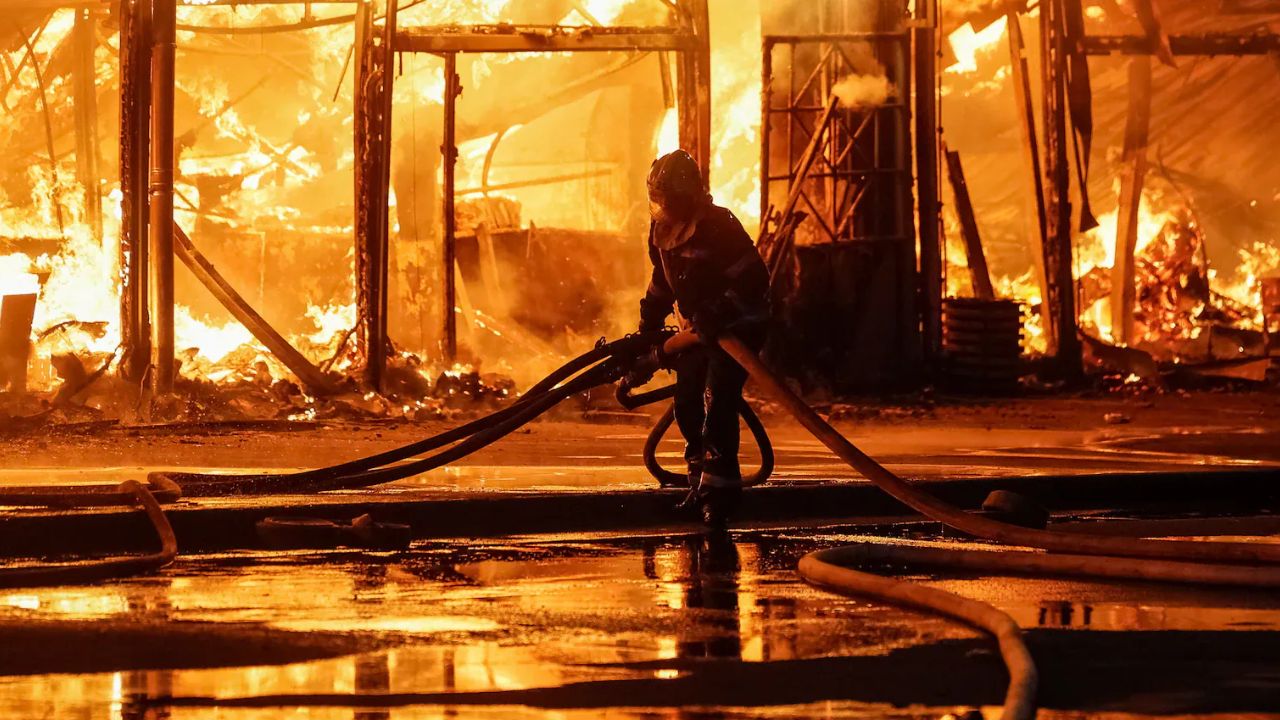 Russia-Ukraine War: झेलेन्स्कींच्या होमटाऊनमध्ये रशियाचा धुमाकूळ; लक्ष्मी मित्तल यांच्या कारखान्यावर डागली क्षेपणास्त्रे, 2 ठार