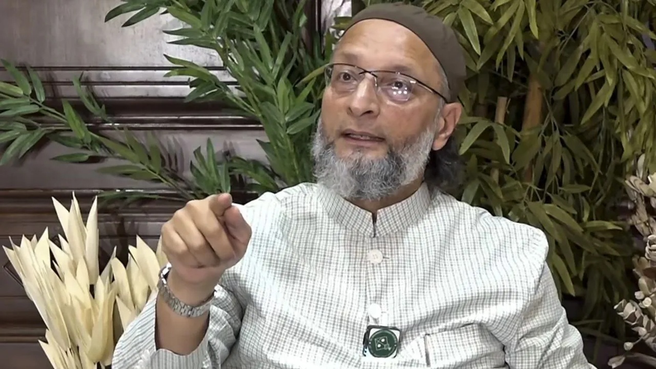 Asaduddin Owaisi on Hijab: ‘हिजाब डोक्यावर घालतात, मेंदूवर नाही’; हायकोर्टाच्या निर्णयावर असदुद्दीन ओवैसींचा तीव्र आक्षेप