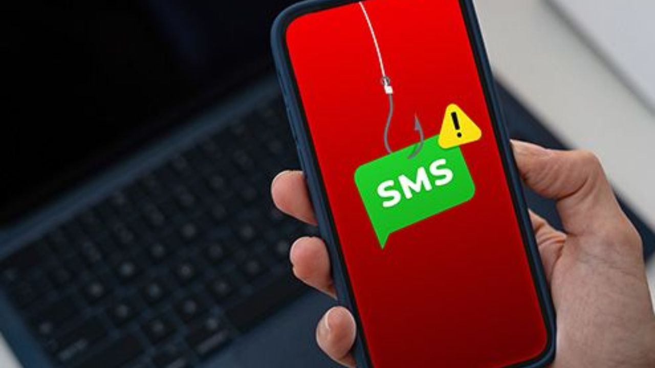 बँकेचा SMS की सायबर गुन्हेगारांचा नवा डाव? बनावट मेसेज ओळखण्याची ही आहे सोपी ट्रिक, एका मिनिटात समजेल सत्य