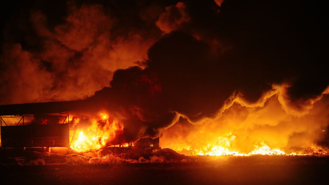 Brazil Quema Quimica : ब्राझीलमध्ये रासायनिक कारखान्यात भयानक स्फोट; आकाशात काळ्या धुराचे लोट, 30 गाड्या घटनास्थळी दाखल