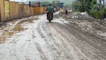 Bullet Train Project: एक ते दीड किमी रस्ता चिखलाने व्यापला; बुलेट ट्रेनच्या कामामुळे नागरिकांची जीवघेणी कसरत