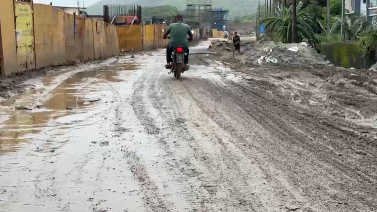 Bullet Train Project: एक ते दीड किमी रस्ता चिखलाने व्यापला; बुलेट ट्रेनच्या कामामुळे नागरिकांची जीवघेणी कसरत