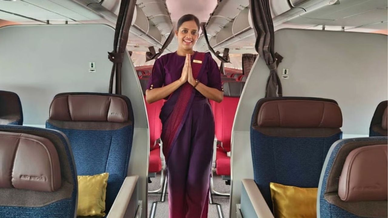 How to Become An Air Hostess: एअर होस्टेस बनायचंय? डिग्रीपासून ट्रेनिंगपर्यंत जाणून घ्या संपूर्ण मार्ग