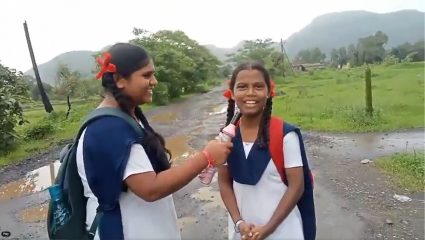 Viral Video: छत्रीचा माईक… आणि PWD ची पोलखोल! शाळकरी मुलींच्या रिपोर्टिंगने उडवली खळबळ