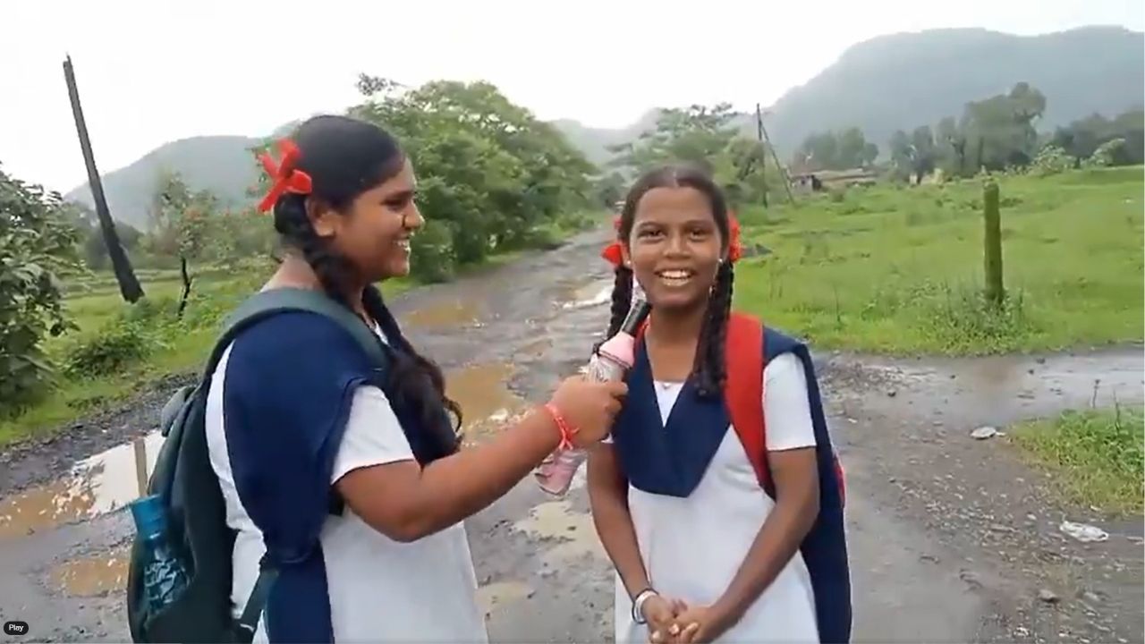 Viral Video: छत्रीचा माईक… आणि PWD ची पोलखोल! शाळकरी मुलींच्या रिपोर्टिंगने उडवली खळबळ