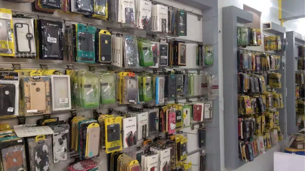 Delhi Mobile Cover Market: 50 पासून मिळतात ट्रेंडी मोबाईल कव्हर्स! दिल्लीतील ‘हे’ मार्केट आहे ग्राहकांचे फेव्हरेट