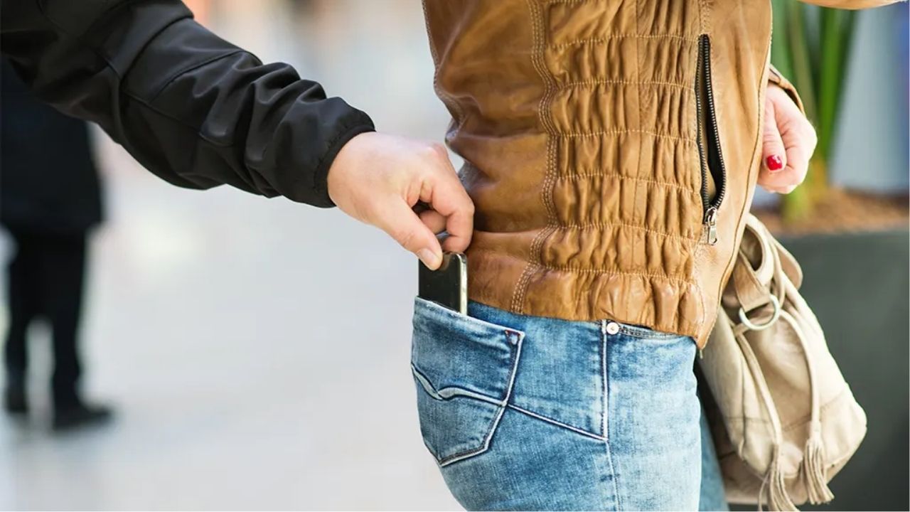 Phone Theft Protection: फोन चोरीला गेला तरी चोर करू शकणार नाहीत बंद! ‘हे’ सेटिंग लगेच करा ऑन
