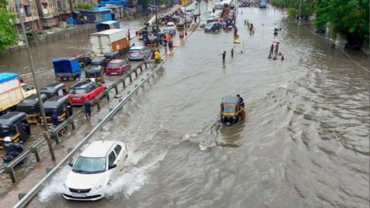 Jalgaon News: जळगावाला पावसाने  झोडपलं, रस्त्यांना नद्यांचे स्वरुप