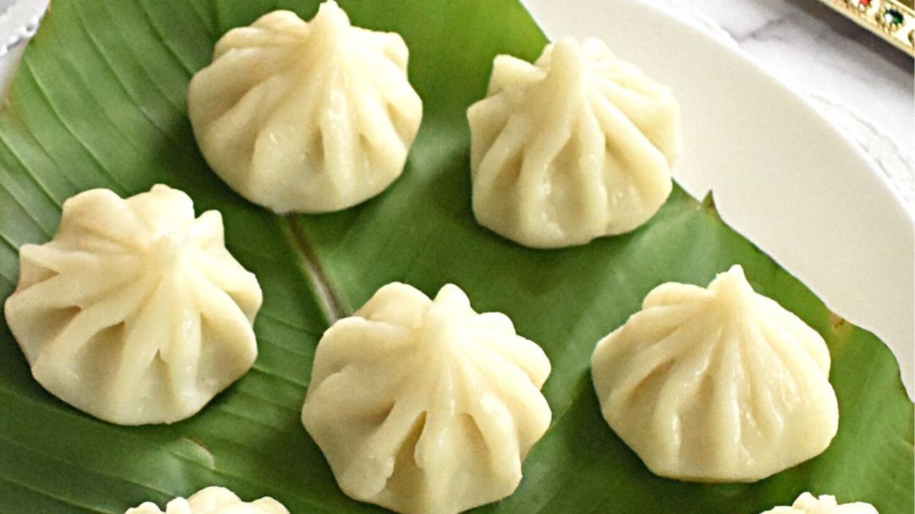 Ukadiche Modak Recipe: मोदकांना द्या सुंदर कळीदार आकार! प्लास्टिकच्या पिशवीची ही ट्रिक पाहून तुम्हीही म्हणाल ‘वा!’