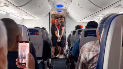 Viral Video: न भूतो न भविष्यति लग्न! टॉयलेट पेपरचा ड्रेस अन् कॉफी स्टिक्सचा बुके घेऊन कपलने आकाशातच धरला संसार