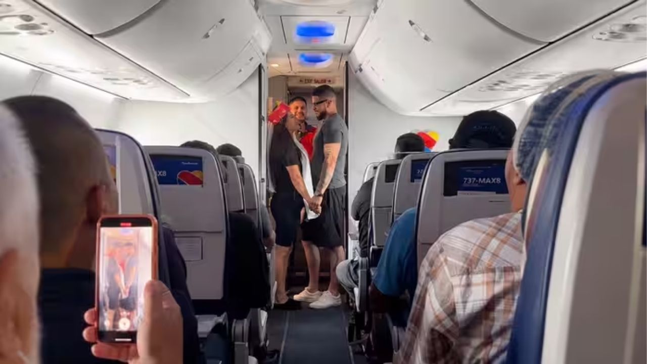 Viral Video: न भूतो न भविष्यति लग्न! टॉयलेट पेपरचा ड्रेस अन् कॉफी स्टिक्सचा बुके घेऊन कपलने आकाशातच धरला संसार