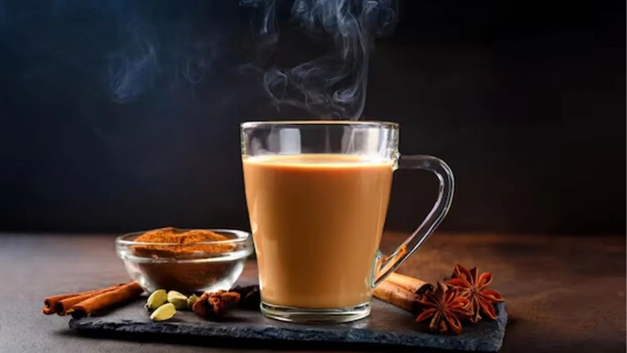 Health Tips: गाड्यावरचा चहा किती वेळाने प्यावा? पुन्हा गरम केलेला चहा कधी ठरू शकतो धोकादायक?
