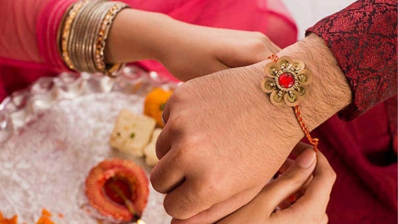 Raksha Bandhan 2026 Date: चंद्रग्रहण, भद्रा अन् राहुकाळ… रक्षाबंधनाच्या दिवशी मुहूर्ताचा मोठा पेच! जाणून घ्या योग्य वेळ