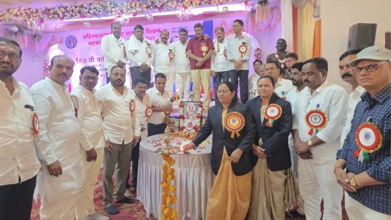 Ahilyanagar News: जिल्हा प्राथमिक शिक्षक बँकेच्या 107 व्या सभेत राडा; सभेपूर्वी प्रतिसभा, महिला शिक्षिकेला भोवळ