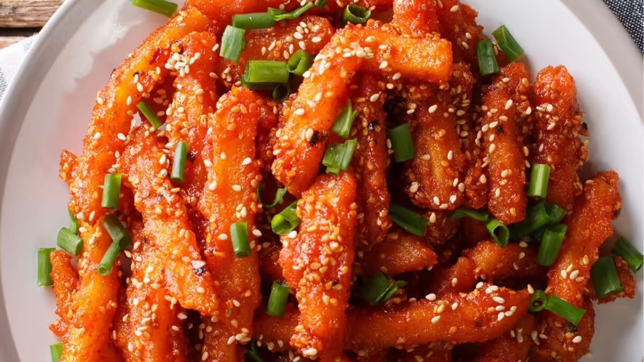 Chilli Potato Recipe:  संध्याकाळच्या नाश्ताला काहीतरी चटपटीत आणि तिखट खाण्याचं आहे, तर मग आत्ताच करा ‘हे’ असे कुरकुरीत चिली पोटॅटो