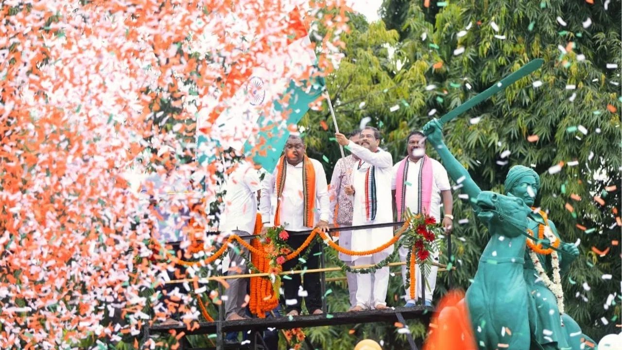 Har Ghar Tiranga: संबलपूरमध्ये तिरंग्याची लाट! धर्मेंद्र प्रधानांच्या नेतृत्वात जमला जनसागर; दृश्य पाहून थक्क व्हाल