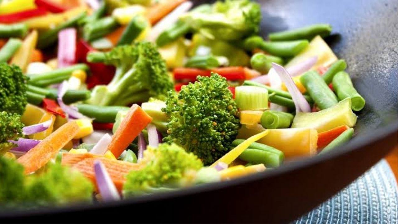 Zero Oil Cooking: तेलाशिवाय स्वयंपाक करणे योग्य की अयोग्य? जाणून घ्या त्याचे फायदे आणि काही महत्त्वाच्या गोष्टी