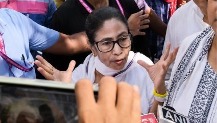 Mamata Banerjee: ममता बॅनर्जींच्या ताफ्यात अचानक गोंधळ! कारवर दगडफेक, ‘चोर-चोर’च्या घोषणा