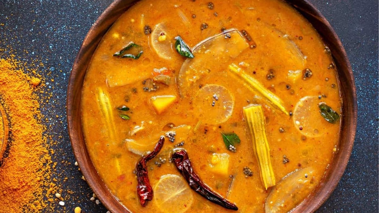 South Indian Sambar Recipe: हॉटेलसारखं नाही, अगदी अण्णाच्या हातचं सांबार! घरच्या घरी बनवा ‘ही’ सिक्रेट रेसिपी