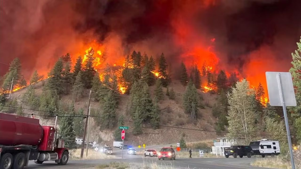 Canada Wildfire Crisis: कॅनडामध्ये आगीचे भीषण तांडव; 20 हजार लोकांना रातोरात घर सोडण्याचे आदेश, 50 किमी परिसर खाक