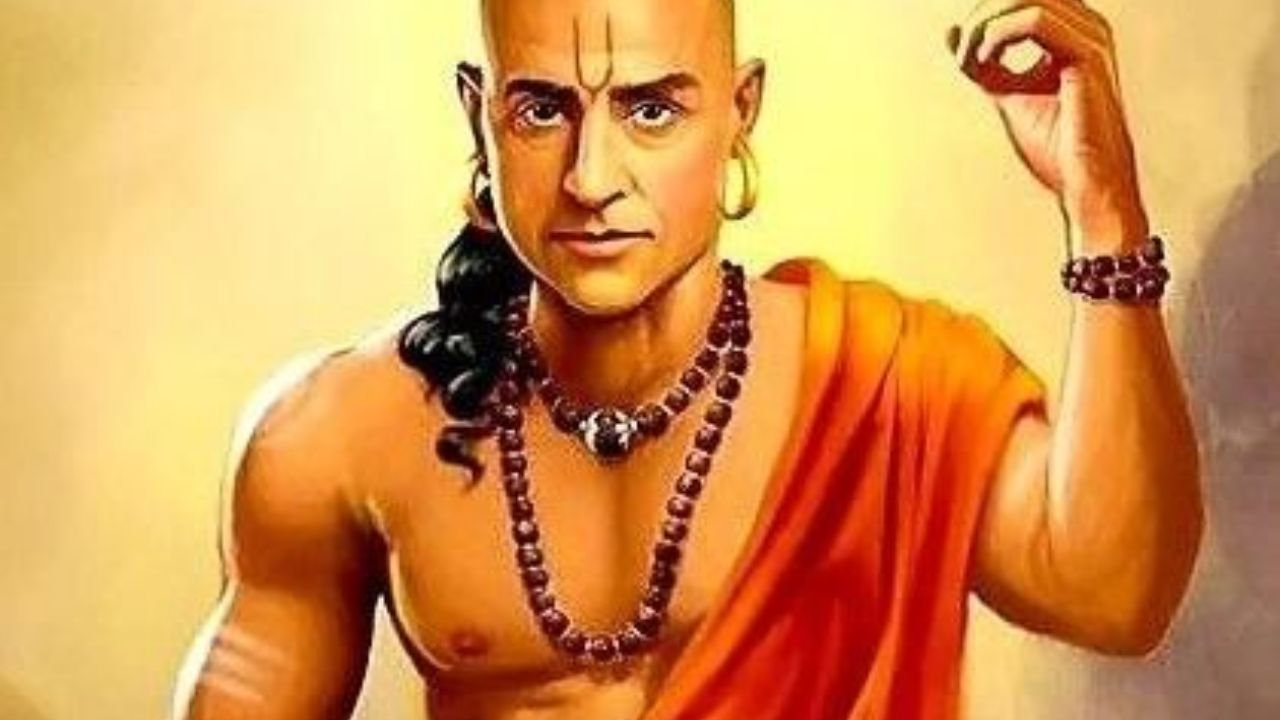 Chanakya Niti: दुःखाच्या काळात ‘या’ लोकांपासून राहा सावध; तुमच्या भावनांचा घेऊ शकतात गैरफायदा