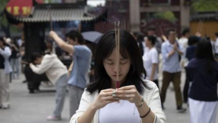 China : चिनी तरुणाईची अवस्था बिकट! नोकरी मिळवण्यासाठी चीनमध्ये दर 3 पैकी 1 तरुण जातोय मंदिरात; ‘या’ प्रसिद्ध मंदिरात रांगा