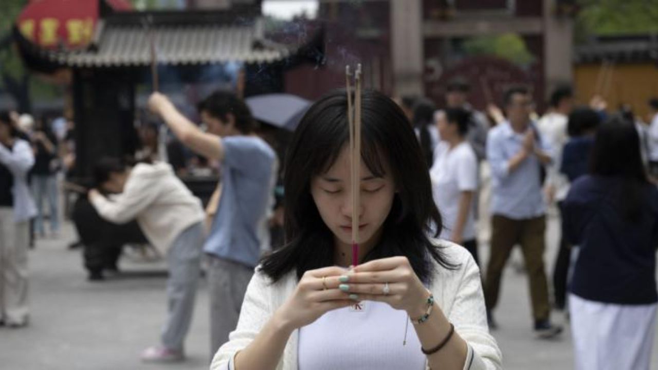 China : चिनी तरुणाईची अवस्था बिकट! नोकरी मिळवण्यासाठी चीनमध्ये दर 3 पैकी 1 तरुण जातोय मंदिरात; ‘या’ प्रसिद्ध मंदिरात रांगा