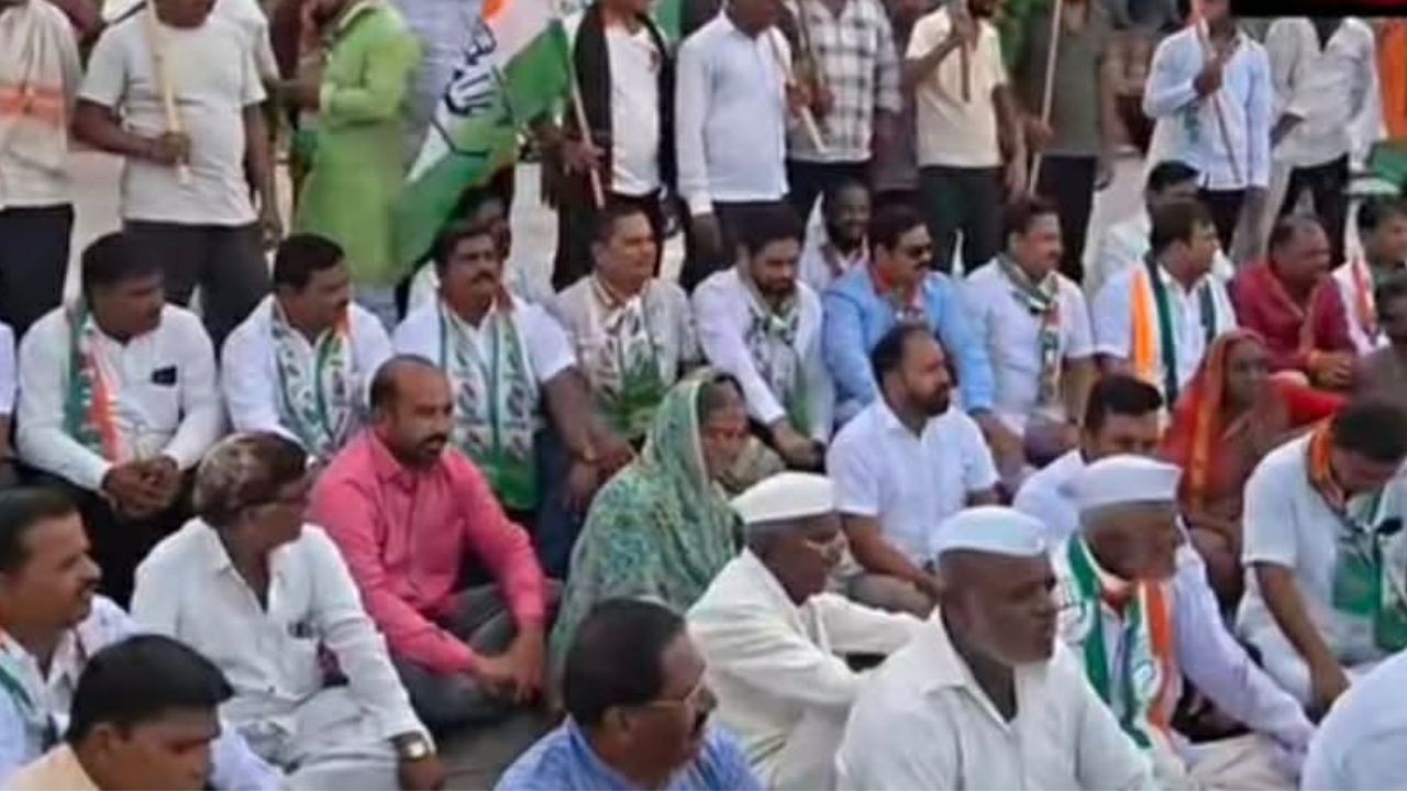 तामलवाडी टोलनाक्यावर स्थानिकांच्या रोजगाराचा मुद्दा ऐरणीवर; व्यावसायिकांना हटविण्याच्या कारवाईविरोधात काँग्रेसचे आंदोलन