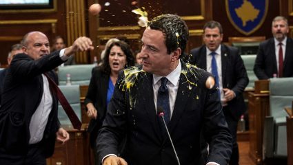 Kosovo Parliament : संसदेत पंतप्रधानांवर अंडीफेक! अल्बिन कुर्तींच्या भाषणादरम्यान विरोधकाचा संताप