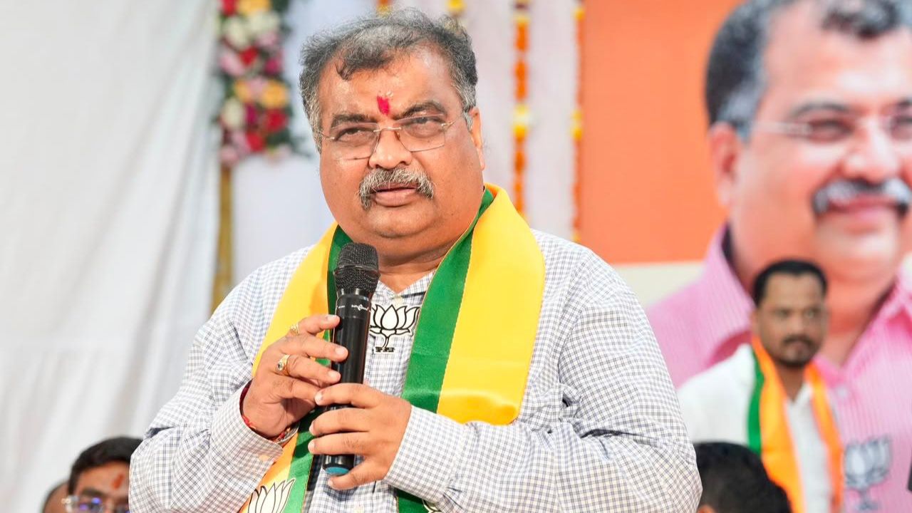 ‘आपण सोशल मीडियावर कमी पडतो,’ नागपुरात भाजप नेते, कार्यकर्त्यांना रविंद्र चव्हाण यांच्या कडून बैठकीत थेट कानपिचक्या