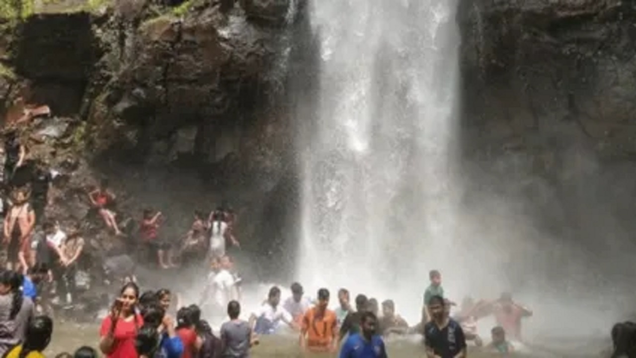 मांडवकडा धबधबा ठरतोय निसर्गप्रेमी पर्यटकांचे आकर्षण; तरुणाईची पावले धबधब्याकडे