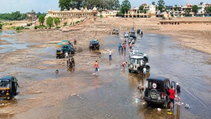 Nashik News: पूर ओसरताच गोदापात्र बनले ‘खुले सर्व्हिस स्टेशन’; वाहनधारकांकडून सर्रास वाहन धुलाई