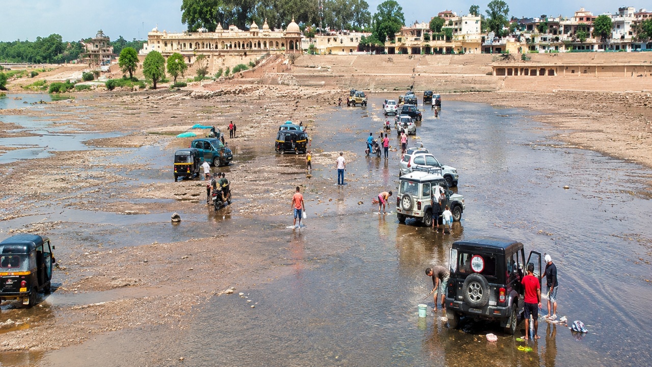Nashik News: पूर ओसरताच गोदापात्र बनले ‘खुले सर्व्हिस स्टेशन’; वाहनधारकांकडून सर्रास वाहन धुलाई