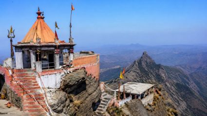 Gorakhnath Temple: गिरनार पर्वतावरील गोरखनाथ मंदिराचा इतिहास आणि त्याची माहिती जाणून घ्या