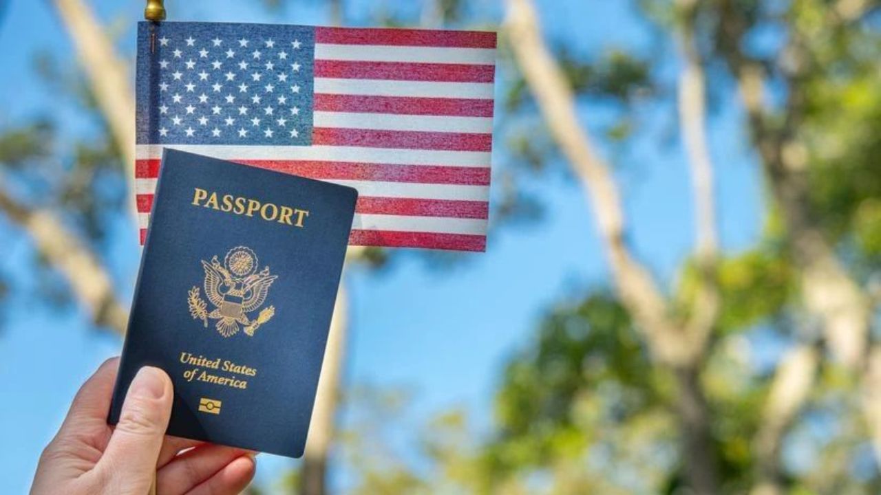 H1B Visa : अमेरिकेत इमिग्रेशन अर्ज प्रक्रियेत मोठे बदल; जाणून घ्या भारतीयांच्या ग्रीन कार्ड आणि वर्क परमिटवर काय होणार परिणाम?