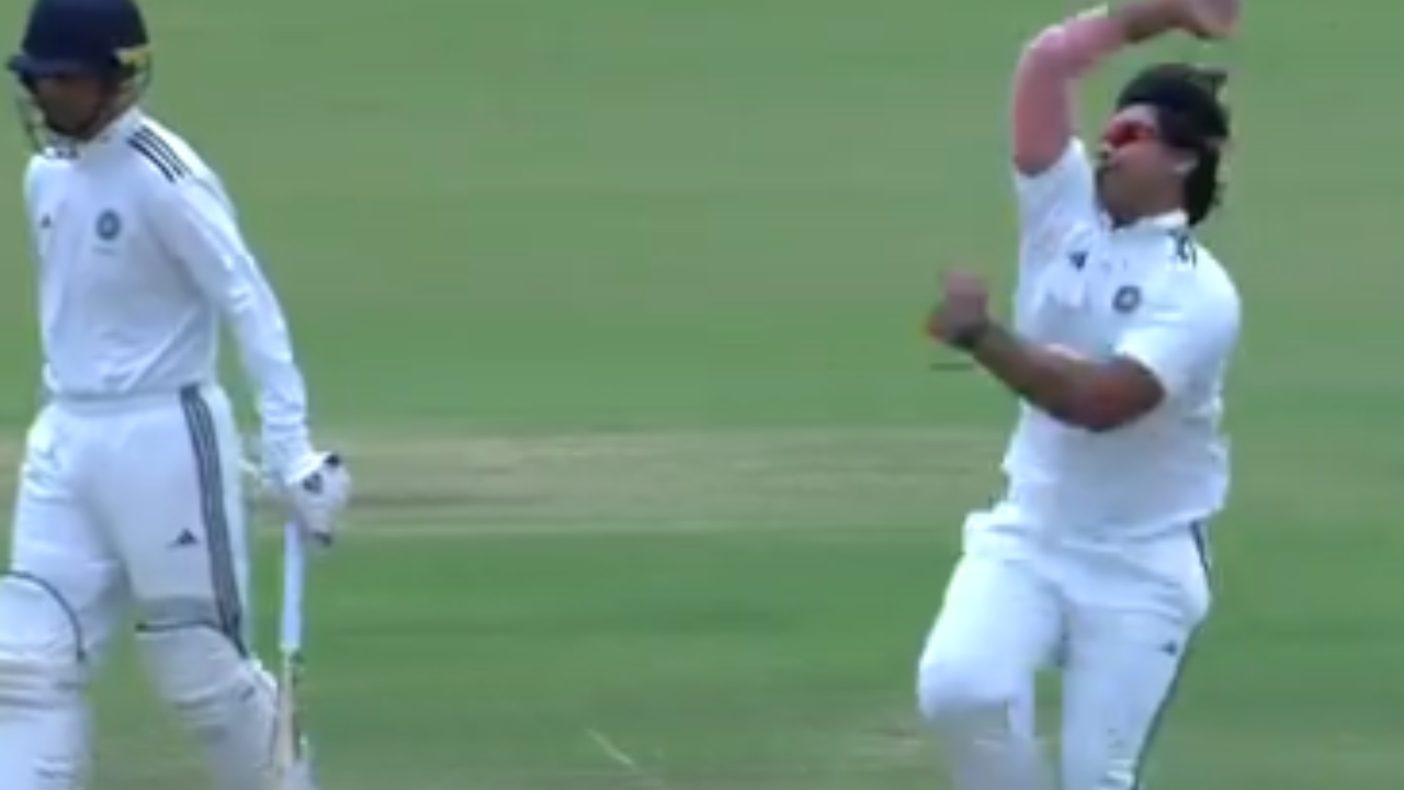 Duleep Trophy: वैभव सूर्यवंशीची जबरदस्त बॉलिंग, एकाच ओव्हरमध्ये 2 विकेट्स घेत दाखवली कमाल