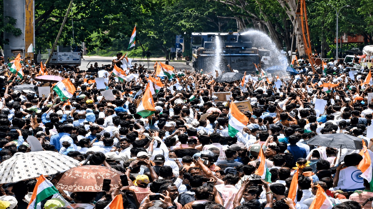 Jharkhand Student Protest: झारखंडमध्ये विद्यार्थ्यांचा एल्गार! आठ बॅरिकेड्स तोडून विधानसभा जवळ पोहोचले, पोलिसांचा वॉटर कॅननचा मारा
