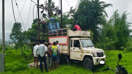 Karjat News: दीड महिन्यानंतर शिंगढोळ गावात उजेड; स्थानिकांच्या प्रयत्नांतून नवीन रोहित्र बसवून वीजपुरवठा सुरू