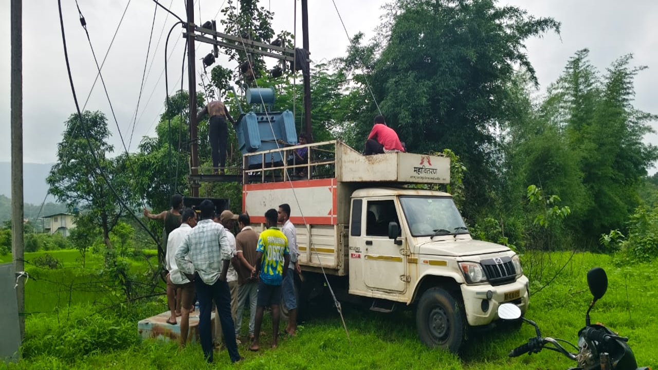 Karjat News: दीड महिन्यानंतर शिंगढोळ गावात उजेड; स्थानिकांच्या प्रयत्नांतून नवीन रोहित्र बसवून वीजपुरवठा सुरू