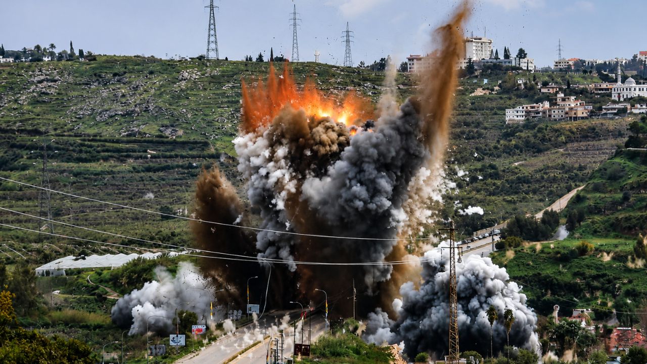 Lebanon Ceasefire : युद्धविरामाच्या काळात इस्रायलचे घातक हल्ले; हिजबुल्लाचा ‘योग्य प्रत्युत्तर’ देण्याचा इशारा