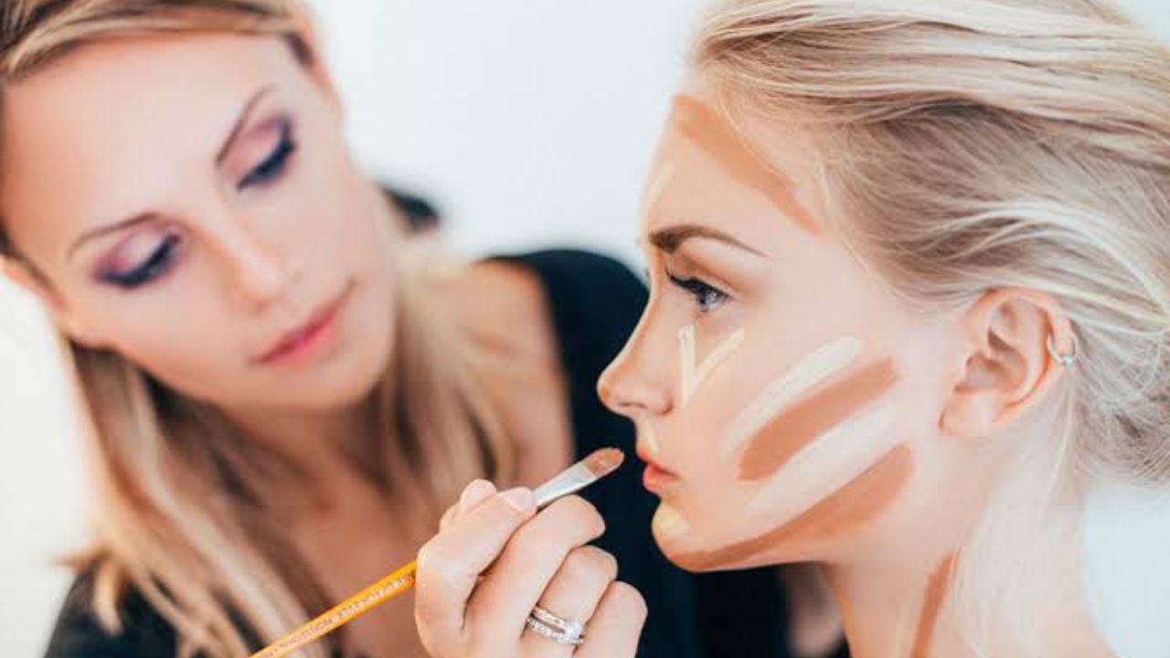 Makeup Courses: मेकअप आर्टिस्ट बनायचे आहे? महागड्या फीची चिंता सोडा, ‘या’ सोप्या कोर्सेसनी करा लाखोंची कमाई